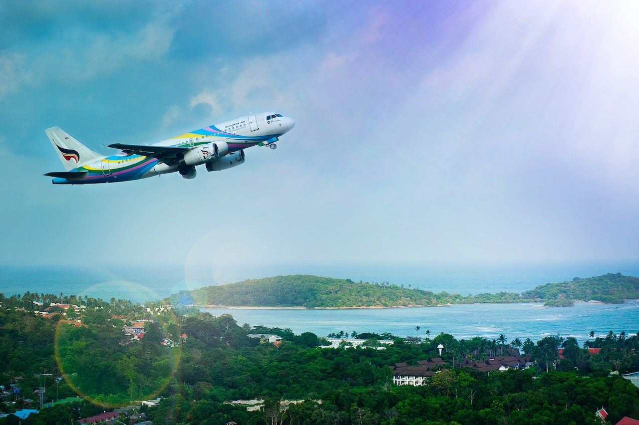 Foto de um avião decolando